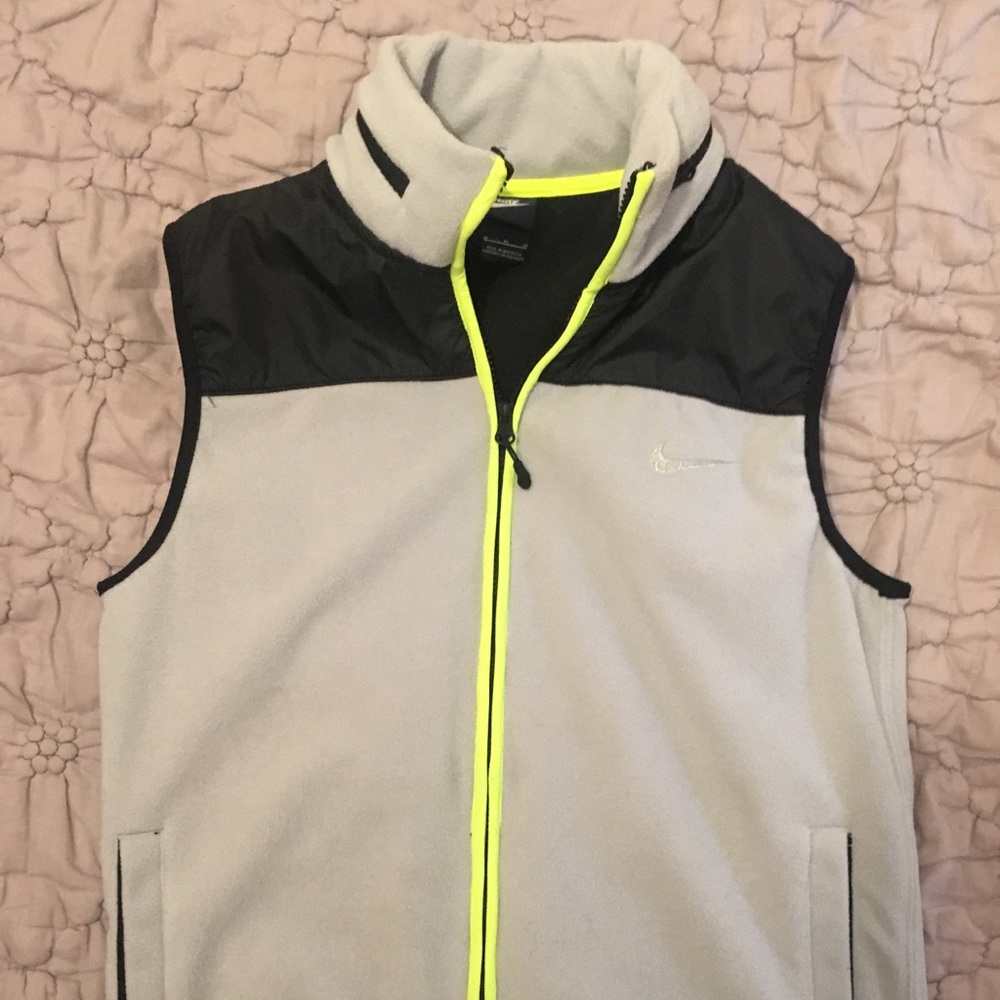 Men’s Nike sleeveless lightweight vest